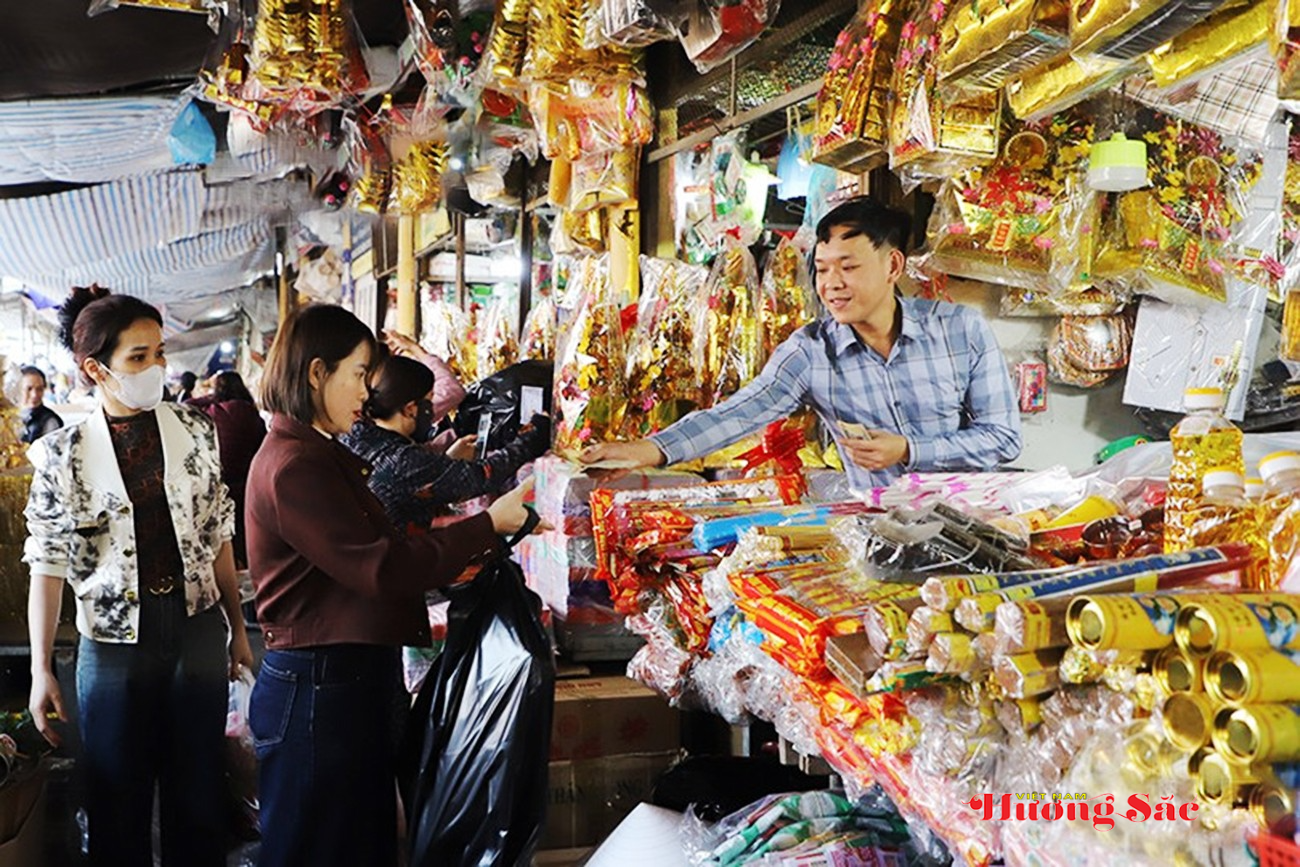 Người dân Hà Tĩnh rộn ràng sắm lễ tiễn ông Công, ông Táo về trời Người dân Hà Tĩnh rộn ràng sắm lễ tiễn ông Công, ông Táo về trời