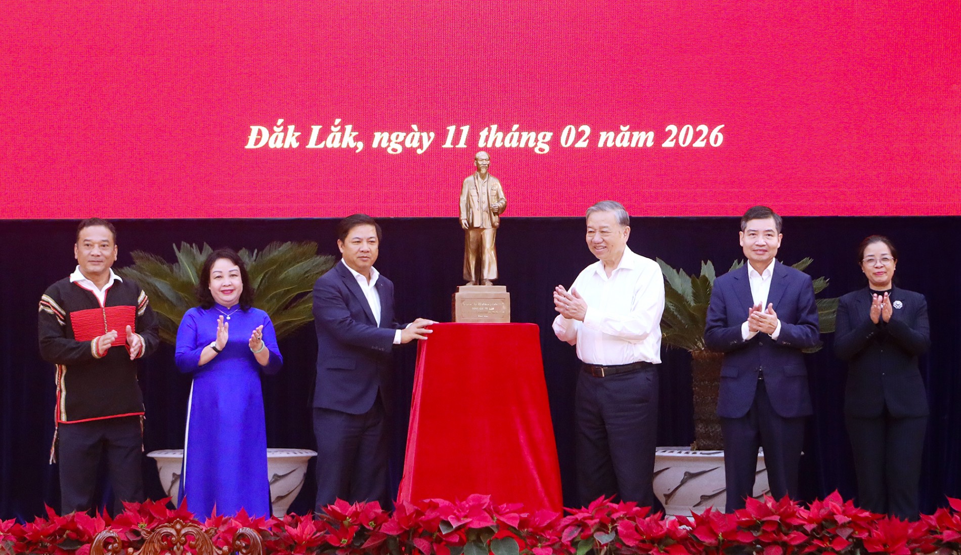 Tổng Bí thư Tô Lam trao tặng tượng Bác Hồ