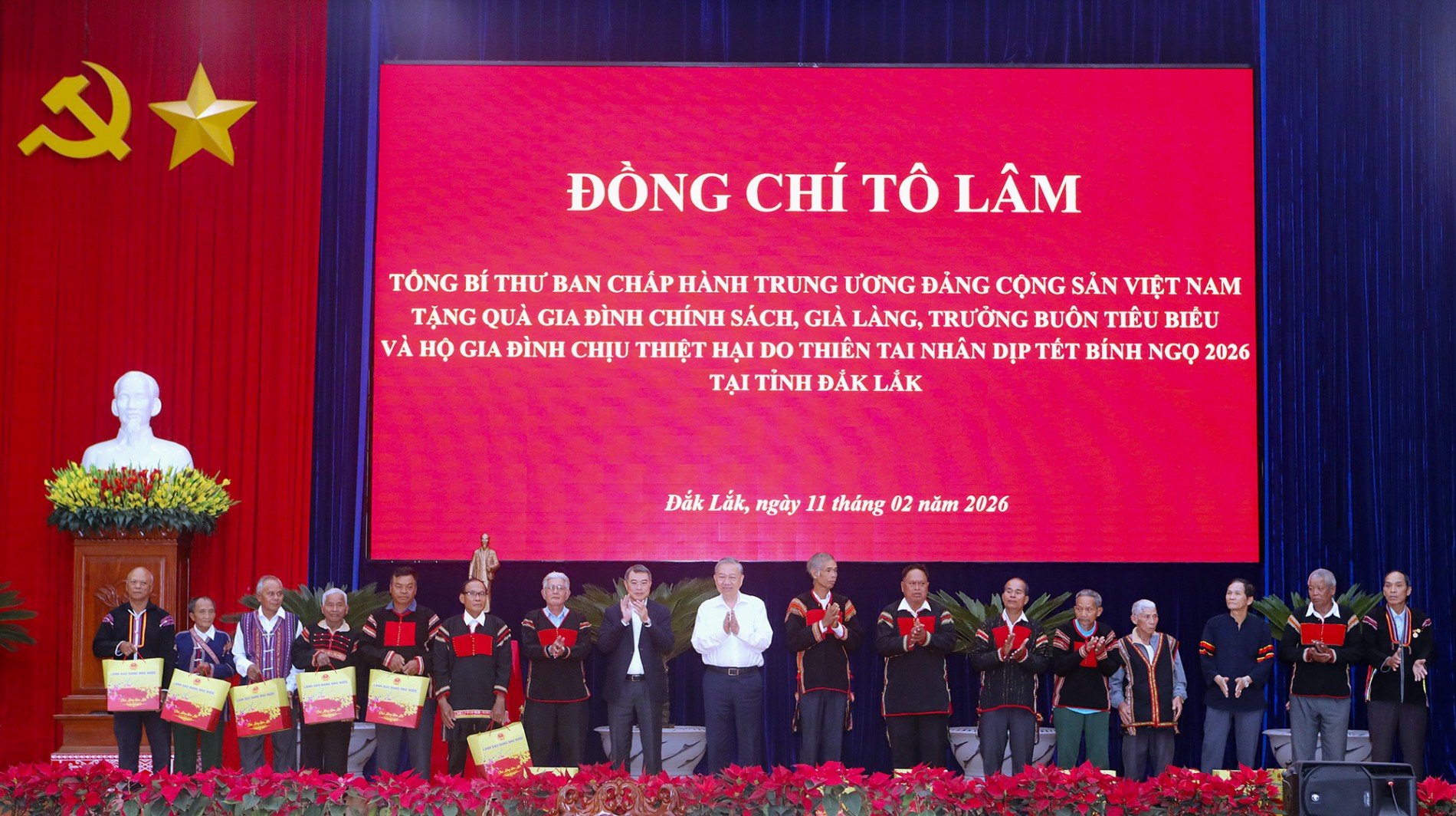 Tổng Bí thư Tô Lam tặng quà các già làng