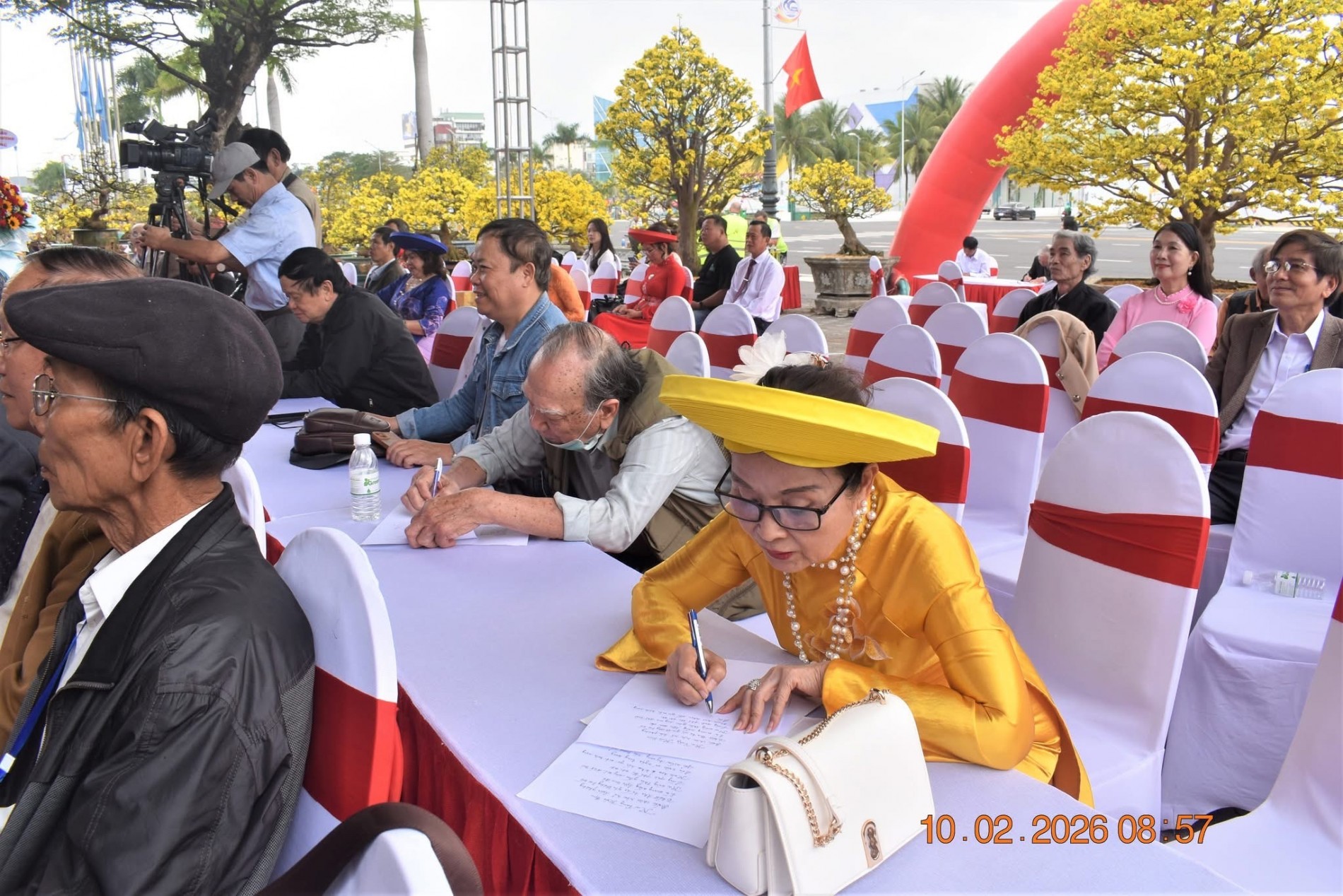 Các thi nhân tham gia cuộc thi thơ về mai vàng đang sáng tác nhanh tại Triễn lãm. Các thi nhân tham gia cuộc thi thơ về mai vàng đang sáng tác nhanh tại Triễn lãm.