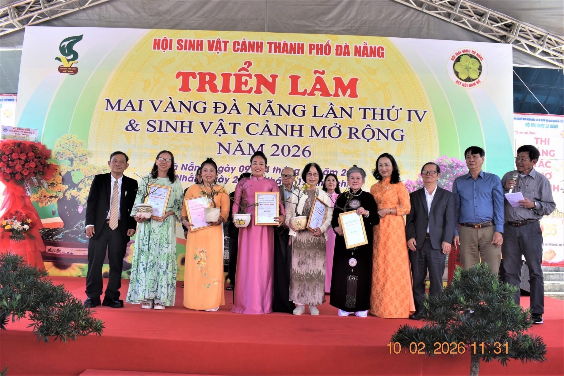 Trao giải cho các cá nhân đoạt giải trong cuộc thi Trao giải cho các cá nhân đoạt giải trong cuộc thi