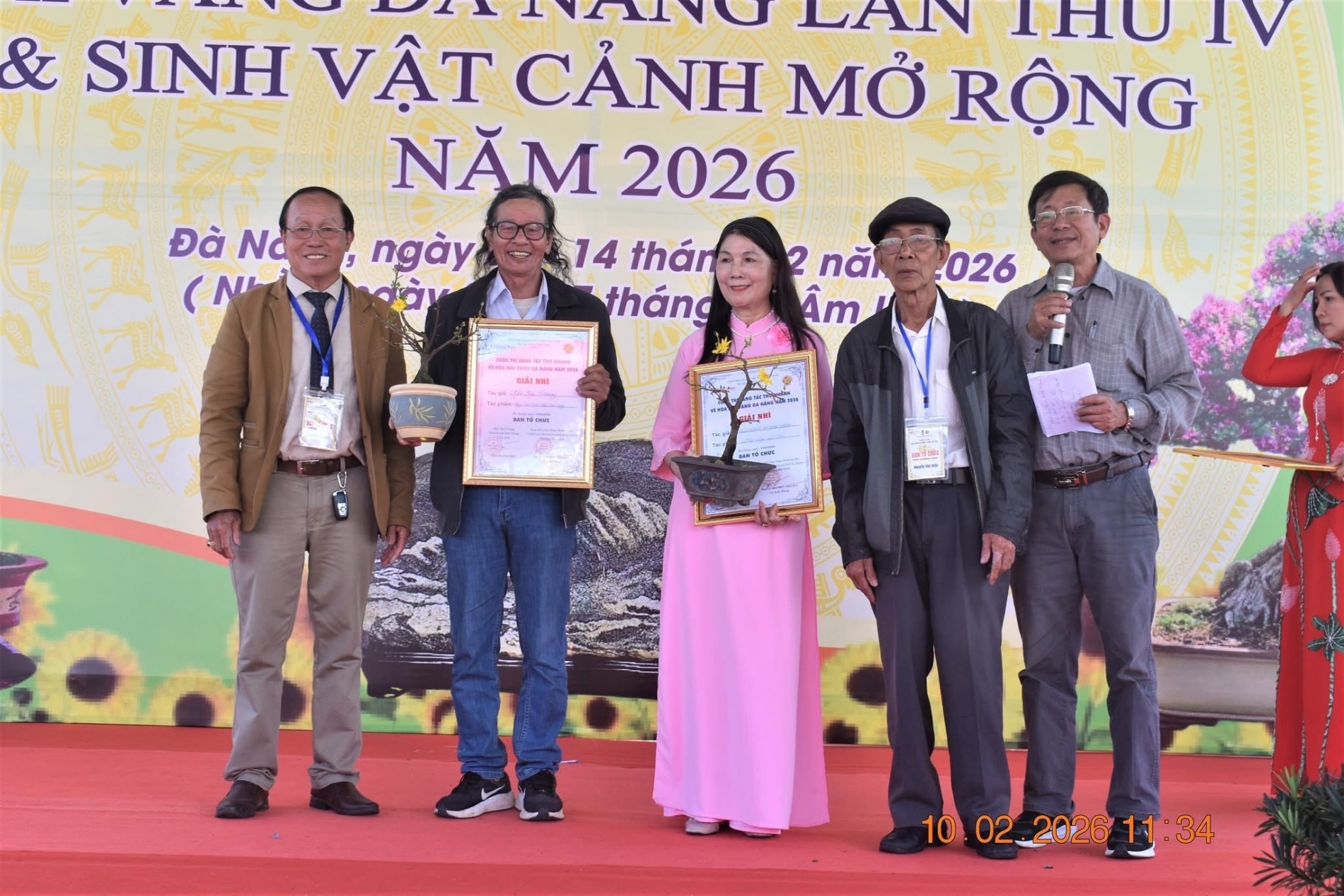 Trao giải cho các cá nhân đoạt giải trong cuộc thi Trao giải cho các cá nhân đoạt giải trong cuộc thi