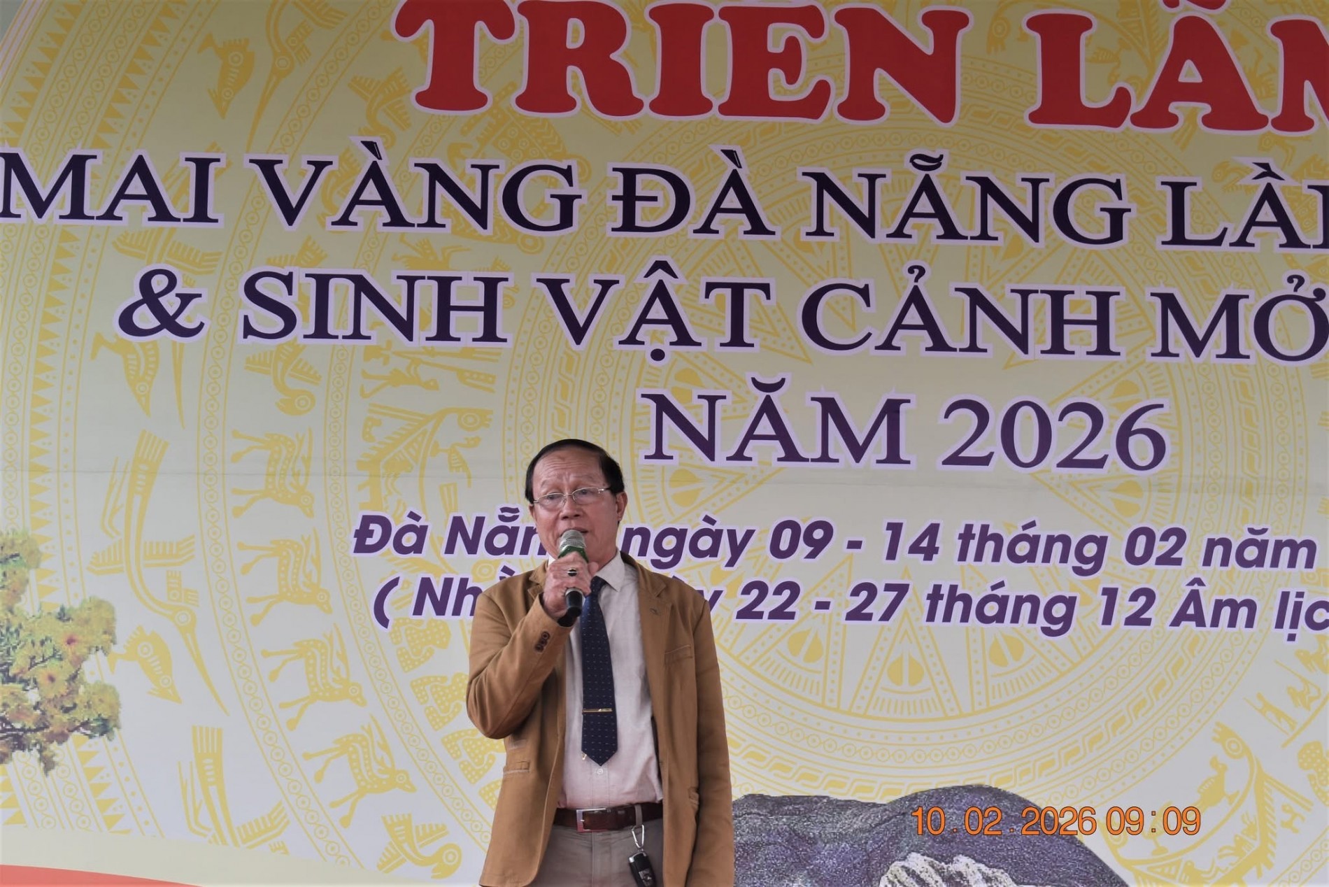 Ông Nguyễn Văn Quý, Phó Chủ tịch Hội Mai vàng Đà Nẵng, Trưởng Ban tổ chức Triển lãm phát biểu cảm tưởng về cuộc thi thơ nhanh về chủ đề mai vàng Ông Nguyễn Văn Quý, Phó Chủ tịch Hội Mai vàng Đà Nẵng, Trưởng Ban tổ chức Triển lãm phát biểu cảm tưởng về cuộc thi thơ nhanh về chủ đề mai vàng