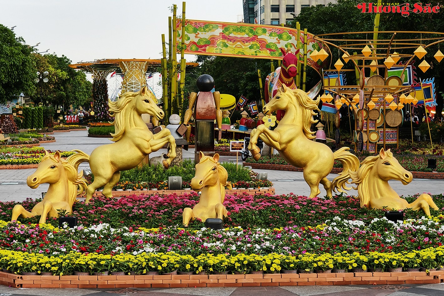 Tết Bính Ngọ 2026: Ngắm linh vật ngựa huyền thoại trên Đường hoa Nguyễn Huệ Tết Bính Ngọ 2026: Ngắm linh vật ngựa huyền thoại trên Đường hoa Nguyễn Huệ