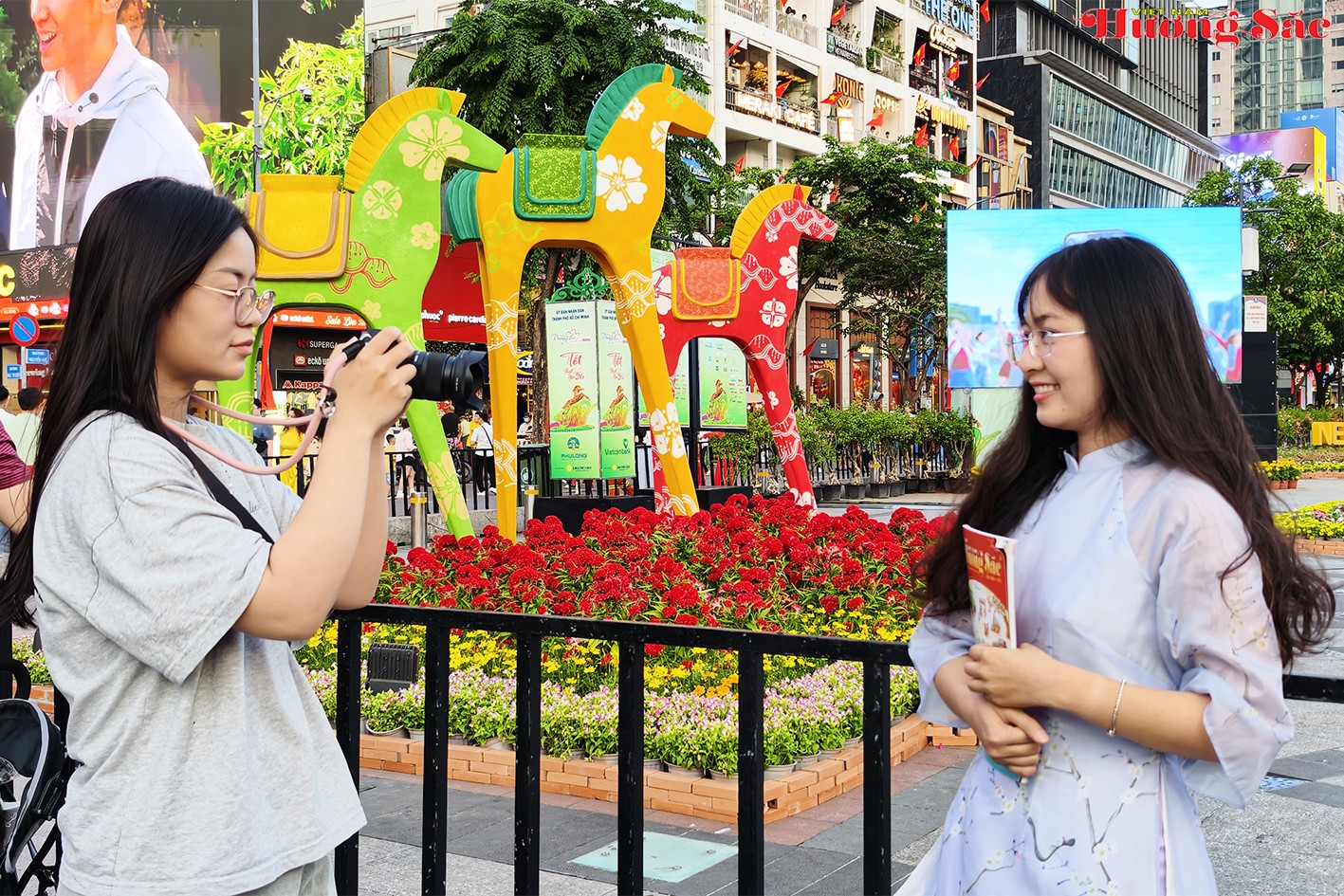 Tết Bính Ngọ 2026: Ngắm linh vật ngựa huyền thoại trên Đường hoa Nguyễn Huệ Tết Bính Ngọ 2026: Ngắm linh vật ngựa huyền thoại trên Đường hoa Nguyễn Huệ