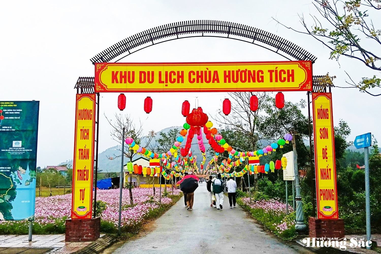 Theo thống kê, trong hai ngày đầu năm mới Bính Ngọ, Quần thể di tích và danh thắng chùa Hương đã đón được khoảng 5.000 lượt khách đến trẩy hội, du xuân. Ảnh: Xuân Bắc Theo thống kê, trong hai ngày đầu năm mới Bính Ngọ, Quần thể di tích và danh thắng chùa Hương đã đón được khoảng 5.000 lượt khách đến trẩy hội, du xuân. Ảnh: Xuân Bắc