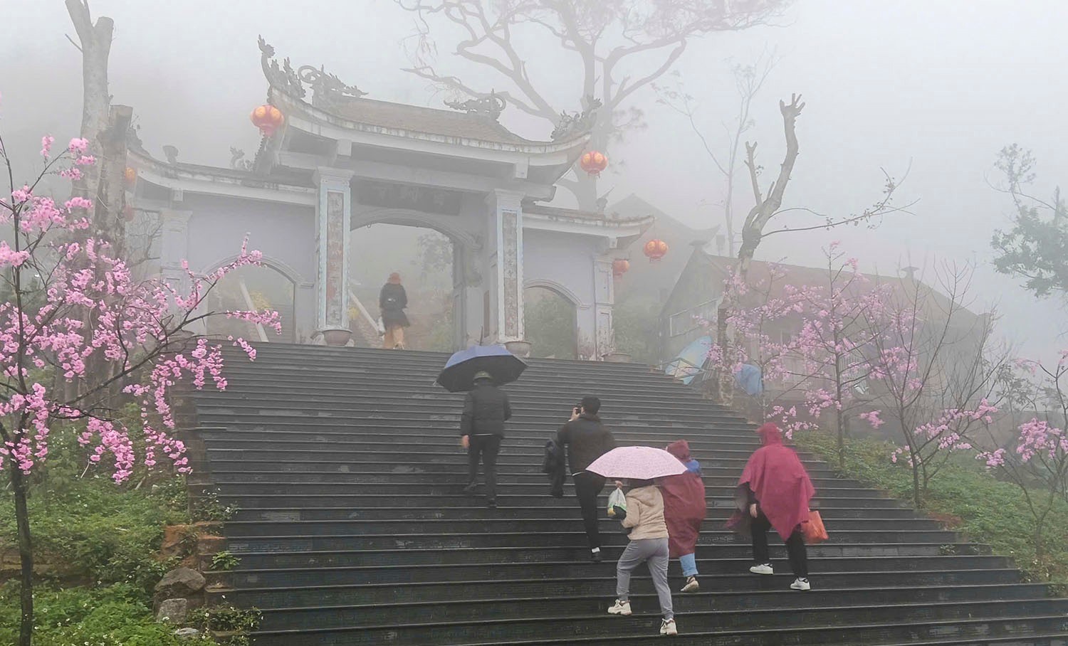 Hà Tĩnh: Hàng nghìn người hành hương về Chùa Hương Tích trong mưa xuân Hà Tĩnh: Hàng nghìn người hành hương về Chùa Hương Tích trong mưa xuân