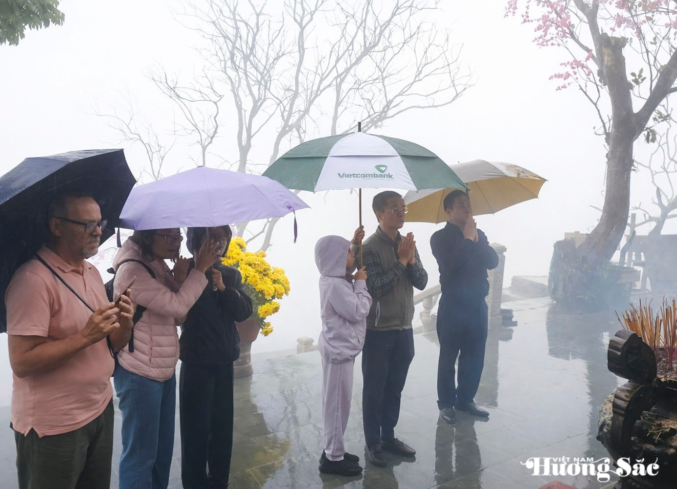 Hà Tĩnh: Hàng nghìn người hành hương về Chùa Hương Tích trong mưa xuân Hà Tĩnh: Hàng nghìn người hành hương về Chùa Hương Tích trong mưa xuân