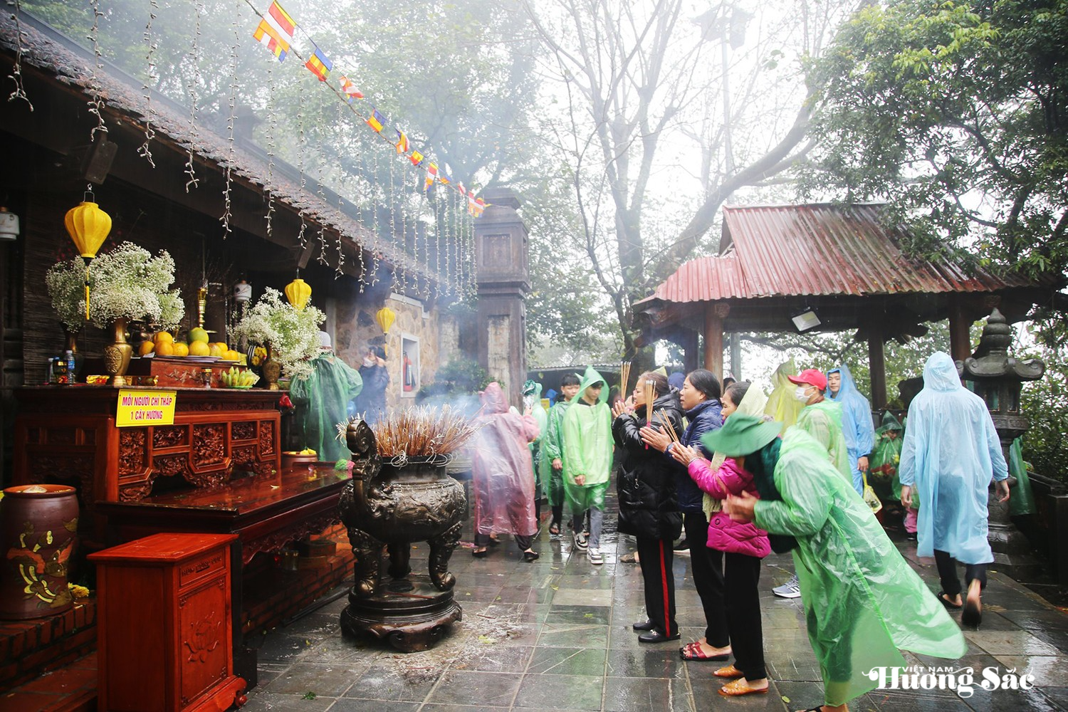 Hà Tĩnh: Hàng nghìn người hành hương về Chùa Hương Tích trong mưa xuân Hà Tĩnh: Hàng nghìn người hành hương về Chùa Hương Tích trong mưa xuân