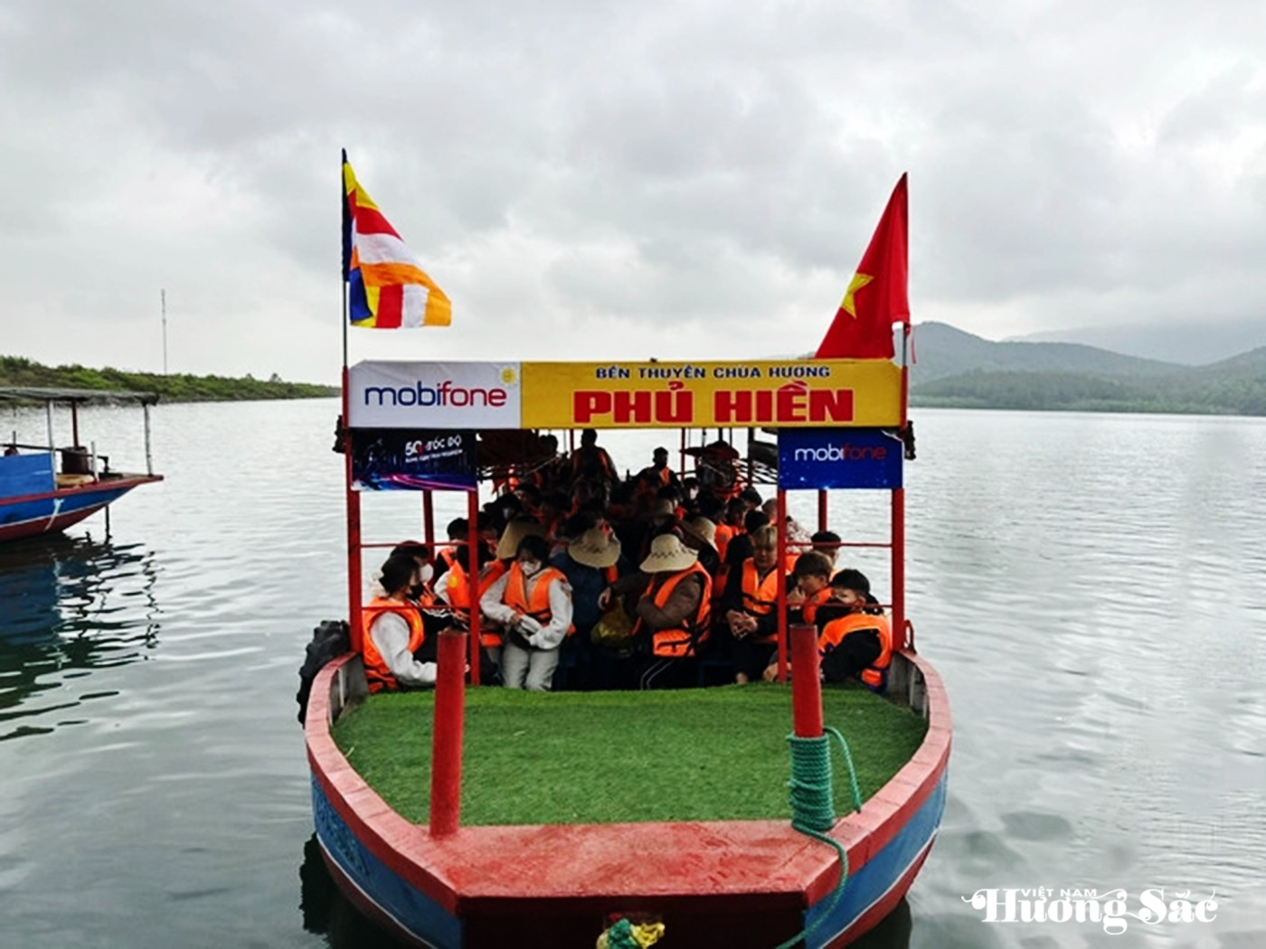 Hà Tĩnh: Hàng nghìn người hành hương về Chùa Hương Tích trong mưa xuân Hà Tĩnh: Hàng nghìn người hành hương về Chùa Hương Tích trong mưa xuân