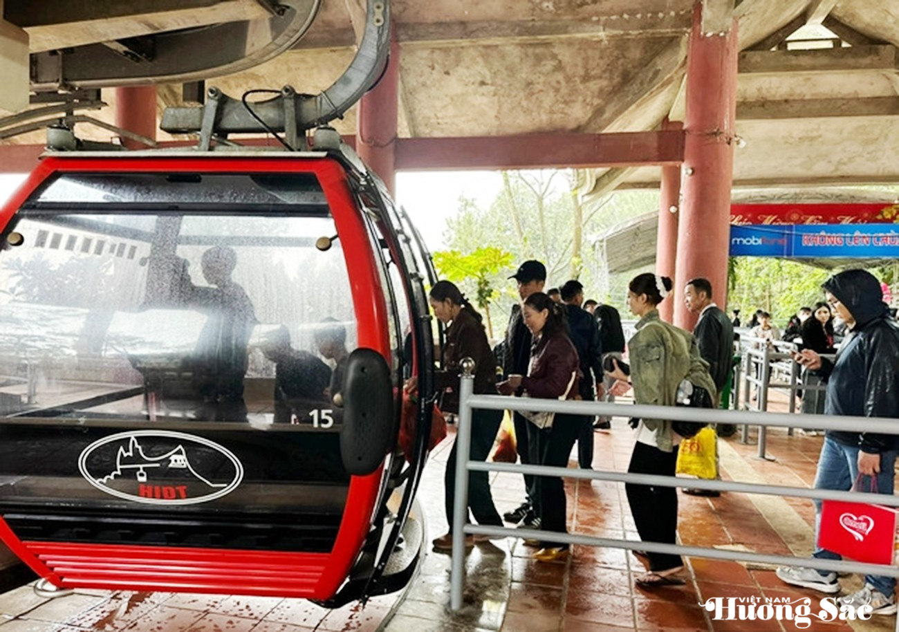 Hà Tĩnh: Hàng nghìn người hành hương về Chùa Hương Tích trong mưa xuân Hà Tĩnh: Hàng nghìn người hành hương về Chùa Hương Tích trong mưa xuân
