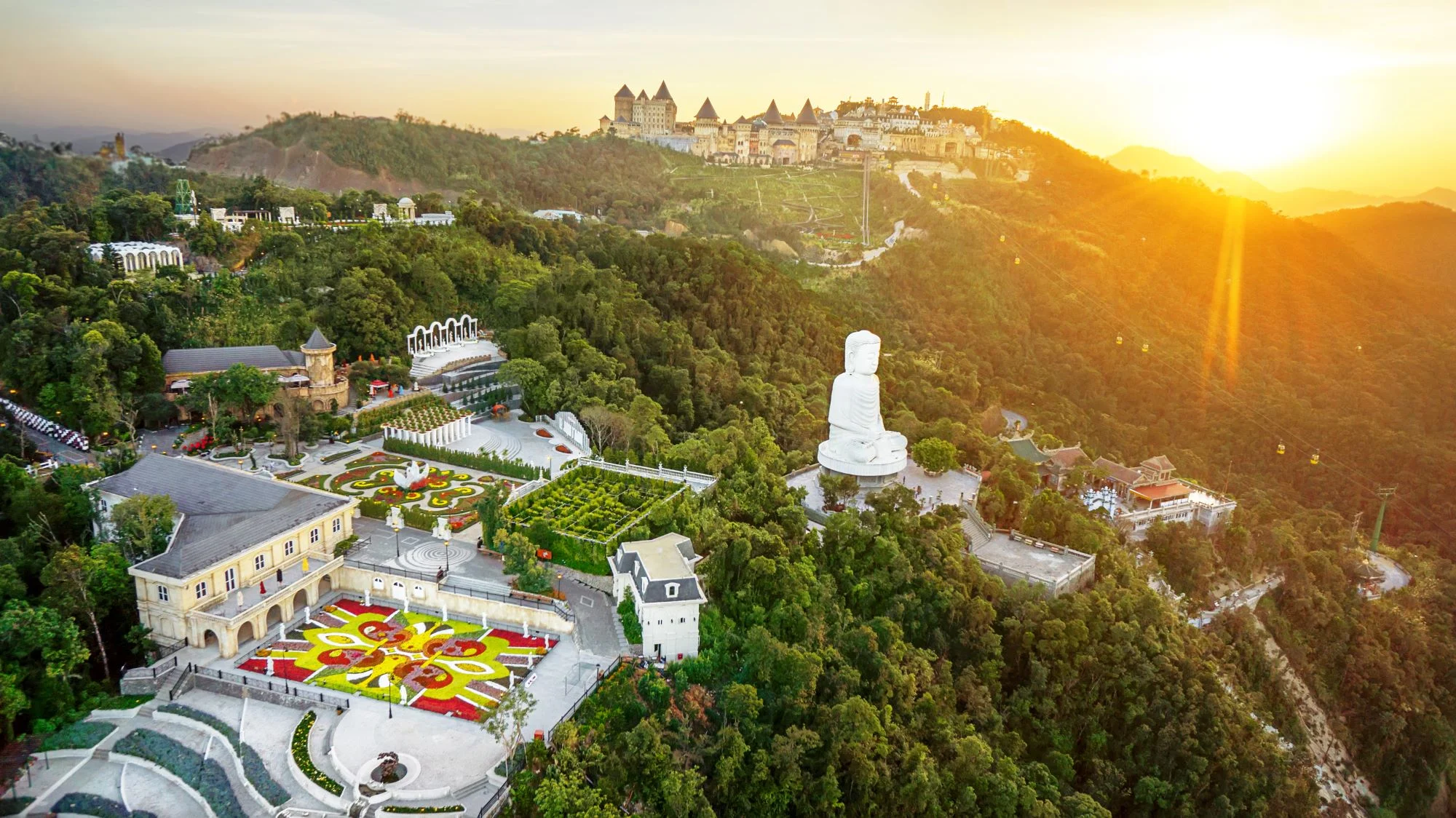 Bà Nà Hills luôn mang một sắc thái riêng khi các sáng tạo của nghệ sĩ là sự thăng hoa tuyệt vời của các ý tưởng theo mùa. Bà Nà Hills luôn mang một sắc thái riêng khi các sáng tạo của nghệ sĩ là sự thăng hoa tuyệt vời của các ý tưởng theo mùa.