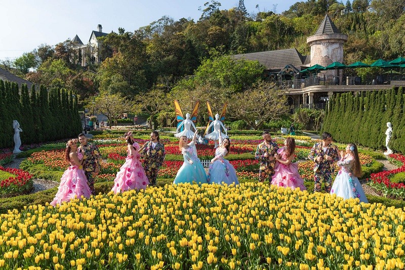 mùa xuân du khách sẽ được hòa mình vào lễ hội hoa tulip Bà Nà, lúc này sắc xuân như bao phủ kín cả bà Nà với rừng hoa tulip. mùa xuân du khách sẽ được hòa mình vào lễ hội hoa tulip Bà Nà, lúc này sắc xuân như bao phủ kín cả bà Nà với rừng hoa tulip.