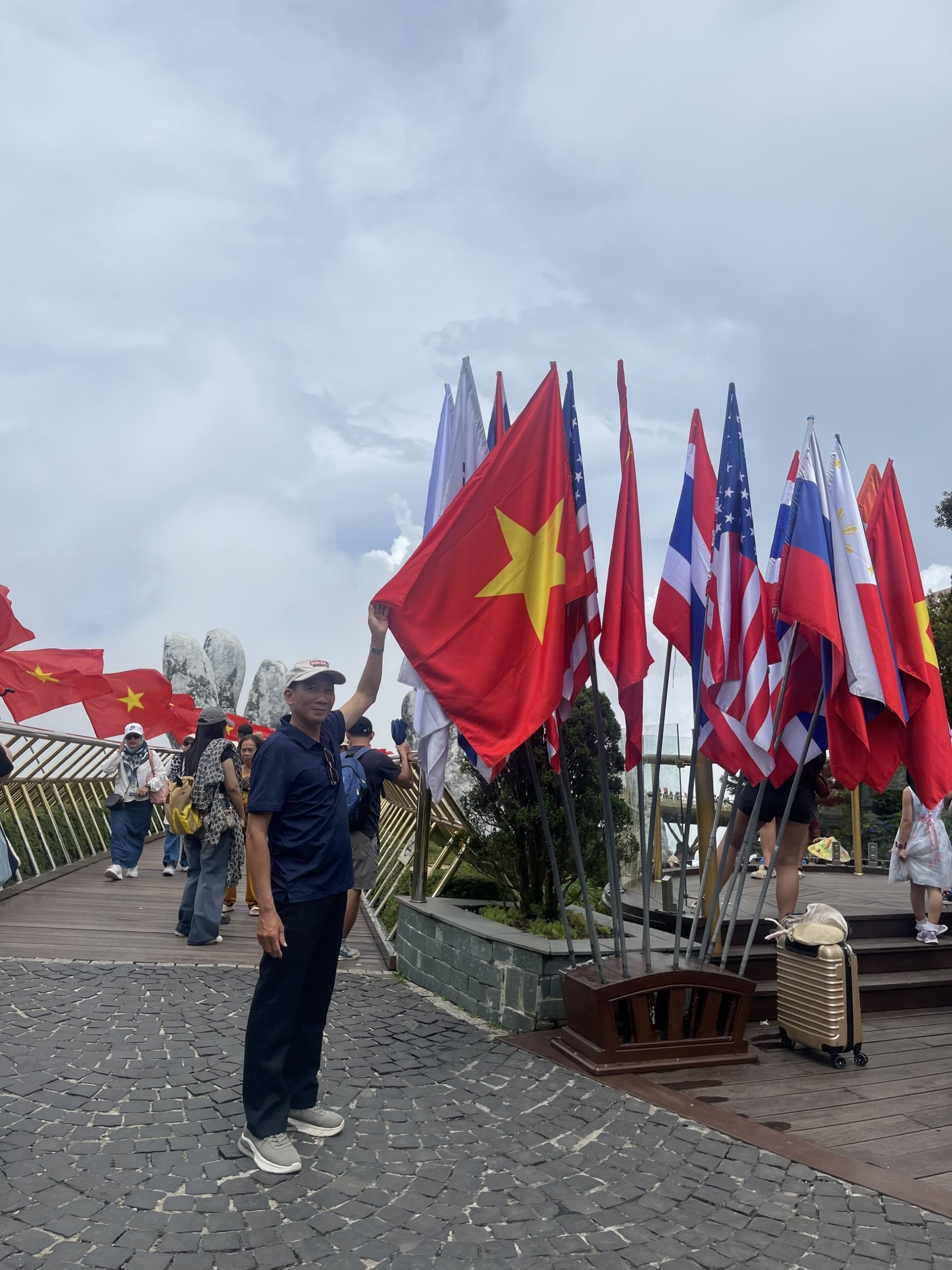 Tác giả bài viết bên rừng cờ và hoa trên đỉnh Bà Nà Hills Tác giả bài viết bên rừng cờ và hoa trên đỉnh Bà Nà Hills