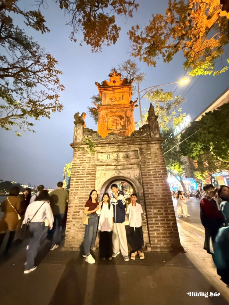 Hà Nội: Người dân tấp nập du xuân khu vực Hồ Hoàn Kiếm Hà Nội: Người dân tấp nập du xuân khu vực Hồ Hoàn Kiếm