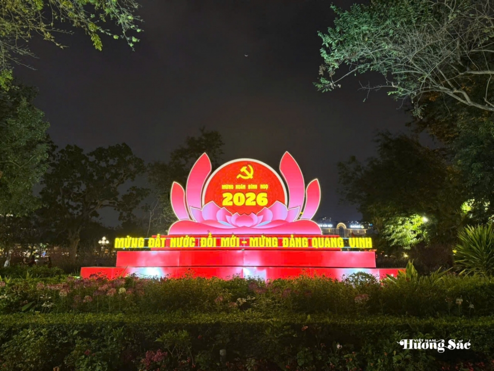 Hà Nội: Người dân tấp nập du xuân khu vực Hồ Hoàn Kiếm Hà Nội: Người dân tấp nập du xuân khu vực Hồ Hoàn Kiếm