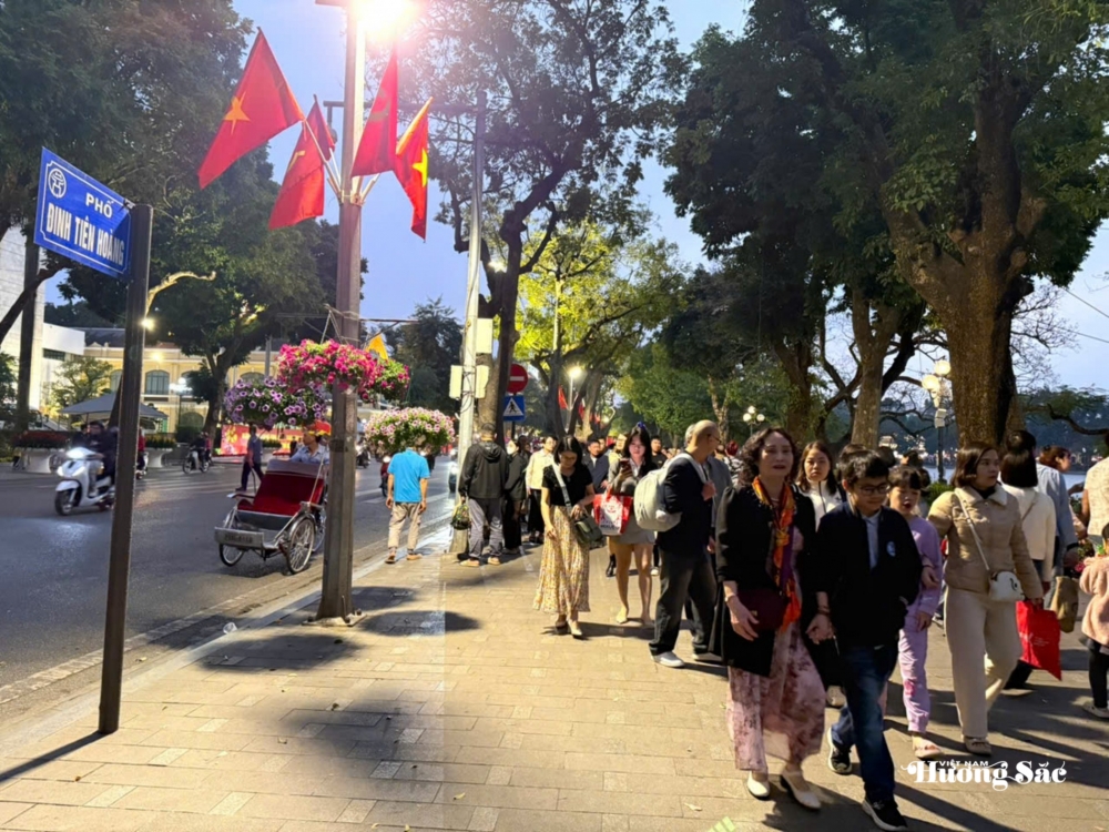 Hà Nội: Người dân tấp nập du xuân khu vực Hồ Hoàn Kiếm Hà Nội: Người dân tấp nập du xuân khu vực Hồ Hoàn Kiếm