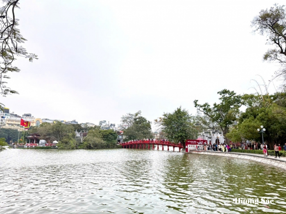 Hà Nội: Người dân tấp nập du xuân khu vực Hồ Hoàn Kiếm Hà Nội: Người dân tấp nập du xuân khu vực Hồ Hoàn Kiếm