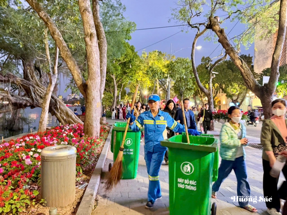 Hà Nội: Người dân tấp nập du xuân khu vực Hồ Hoàn Kiếm Hà Nội: Người dân tấp nập du xuân khu vực Hồ Hoàn Kiếm