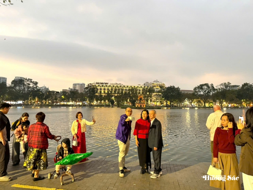 Hà Nội: Người dân tấp nập du xuân khu vực Hồ Hoàn Kiếm Hà Nội: Người dân tấp nập du xuân khu vực Hồ Hoàn Kiếm
