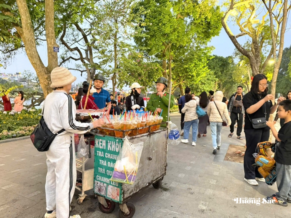 Hà Nội: Người dân tấp nập du xuân khu vực Hồ Hoàn Kiếm Hà Nội: Người dân tấp nập du xuân khu vực Hồ Hoàn Kiếm