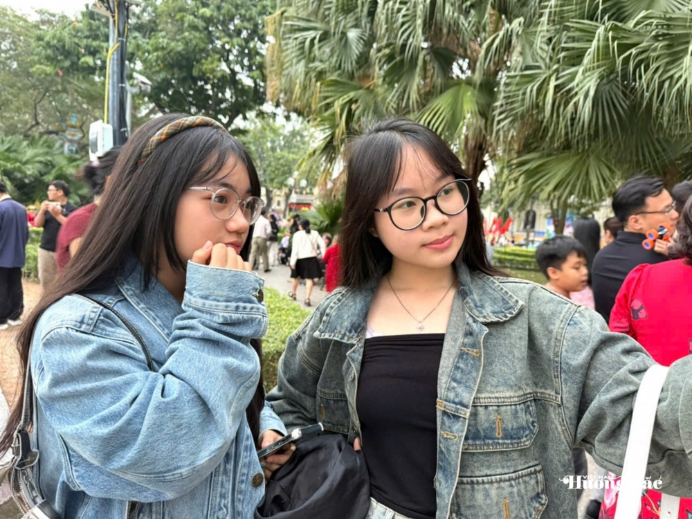 Hà Nội: Người dân tấp nập du xuân khu vực Hồ Hoàn Kiếm Hà Nội: Người dân tấp nập du xuân khu vực Hồ Hoàn Kiếm