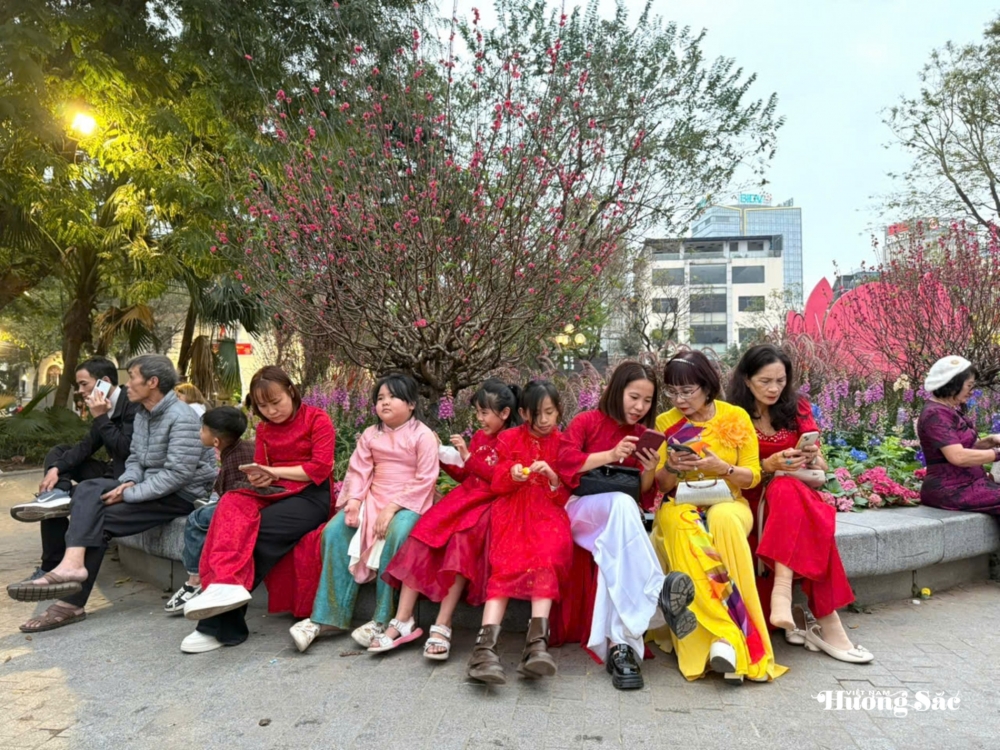 Hà Nội: Người dân tấp nập du xuân khu vực Hồ Hoàn Kiếm Hà Nội: Người dân tấp nập du xuân khu vực Hồ Hoàn Kiếm