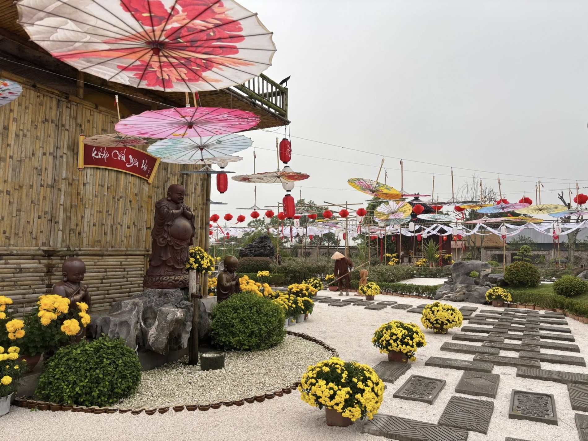 Phật Quang Thiền Tự (Chùa Giường): Từ dấu tích thời Trần đến diện mạo mới Chùa Phật Quang Thiền Tự đang khoác lên mình diện mạo mới, vừa tươi sáng vừa trầm mặc. - (Anh: Nguyễn Thắm)