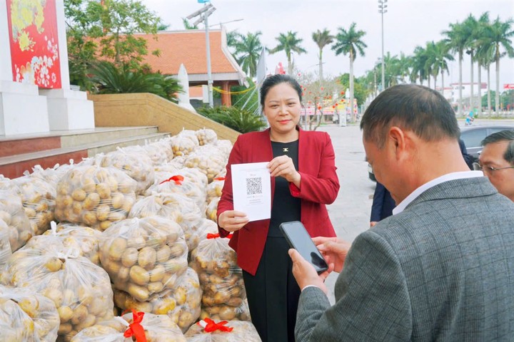 Lãnh đạo xã ở Hưng Yên livestream bán hàng hỗ trợ nông dân Lãnh đạo xã ở Hưng Yên livestream bán hàng hỗ trợ nông dân