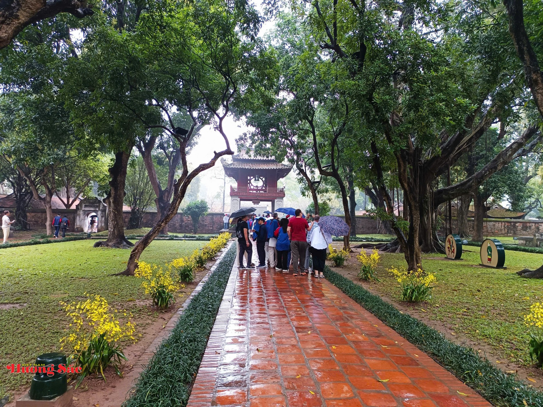 Hội Địa lan Thăng Long dâng hương: Tri ân các bậc Tiên Thánh, Tiên hiền tại Quốc Tử Giám Hội Địa lan Thăng Long dâng hương: Tri ân các bậc Tiên Thánh, Tiên hiền tại Quốc Tử Giám