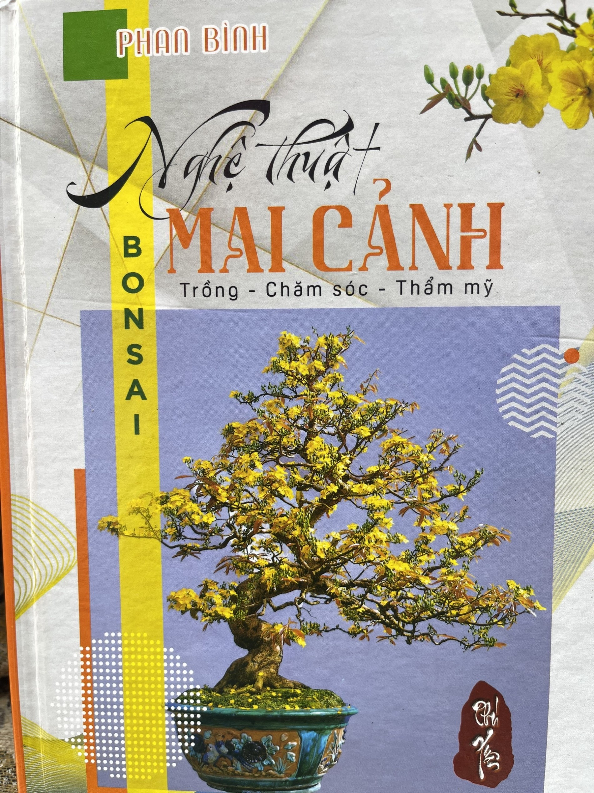 Cuốn sách là những kinh nhgieemj chăm sóc mai vàng được nghệ nhân Phan Bình đúc kết hơn 40 năm gắn bó cùng cây mai vàng xứ Quảng Cuốn sách là những kinh nhgieemj chăm sóc mai vàng được nghệ nhân Phan Bình đúc kết hơn 40 năm gắn bó cùng cây mai vàng xứ Quảng
