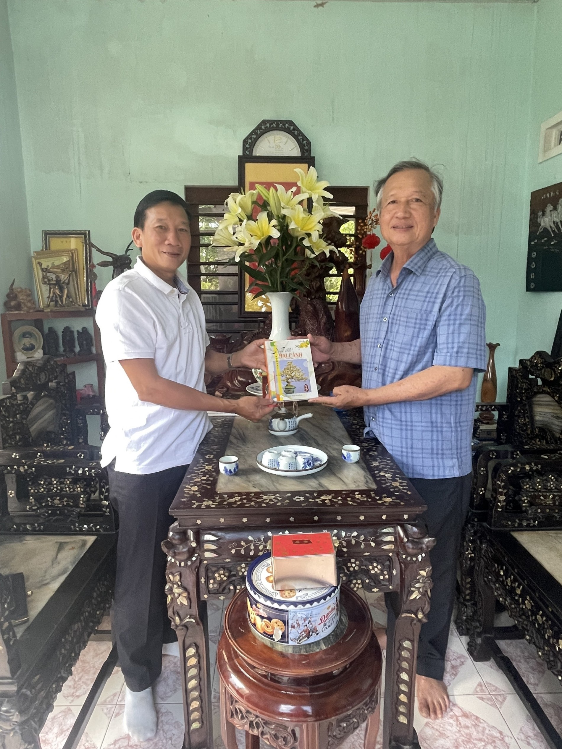 Nghệ nhân Phan Bình tặng sách Nghệ thuật mai cảnh của ông cho tác giả bài viết Nghệ nhân Phan Bình tặng sách Nghệ thuật mai cảnh của ông cho tác giả bài viết