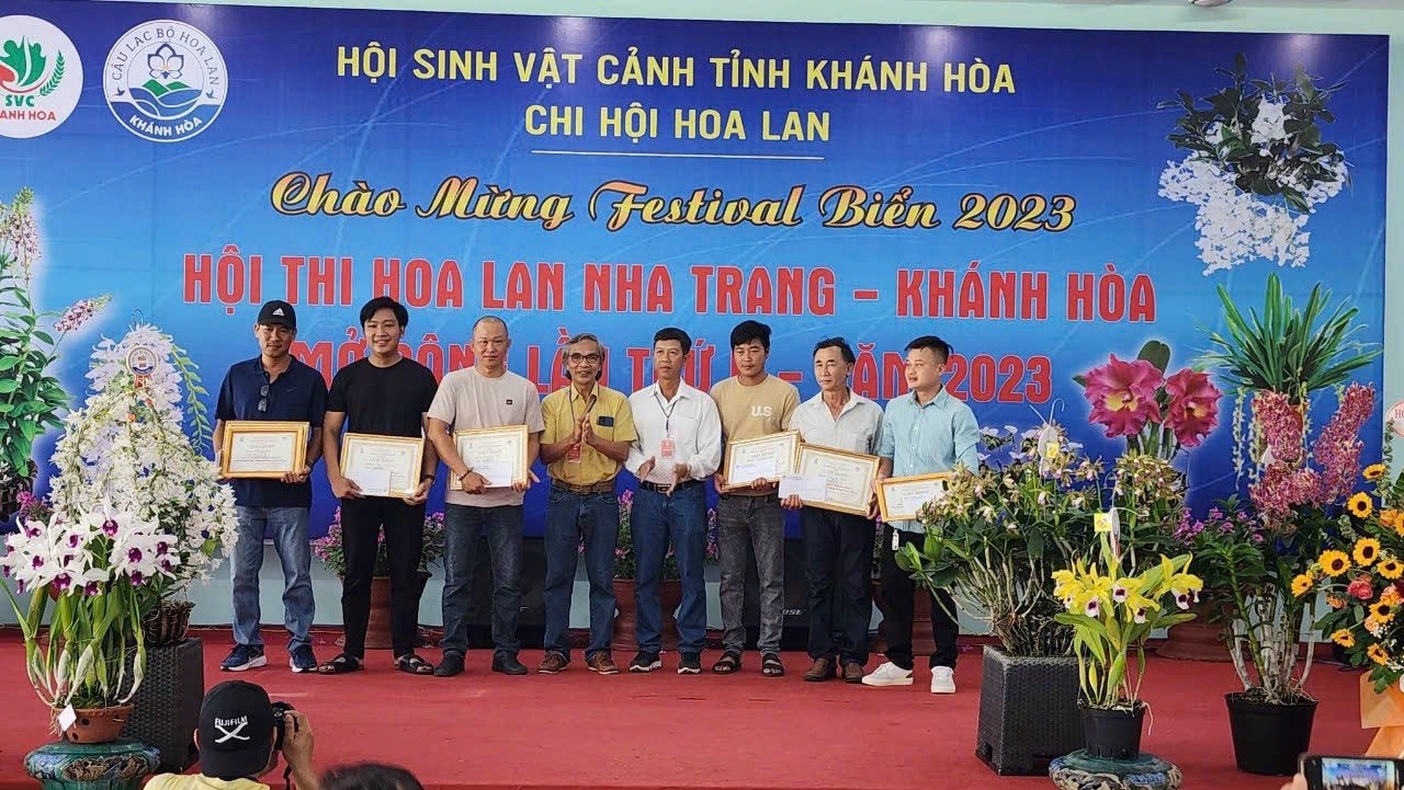 Nghệ nhân Quốc Hưng, tỉnh Đắk Lắk (thứ 3 từ trái sáng) tham gia triển lãm hia lan tỉnh Khánh Hòa năm 2023 Nghệ nhân Quốc Hưng, tỉnh Đắk Lắk (thứ 3 từ trái sáng) tham gia triển lãm hia lan tỉnh Khánh Hòa năm 2023
