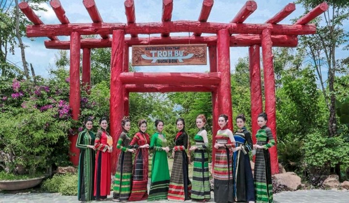 Du khách tham quan Khu Du lịch sinh thái Troh Bư - Buôn Đôn Du khách tham quan Khu Du lịch sinh thái Troh Bư - Buôn Đôn