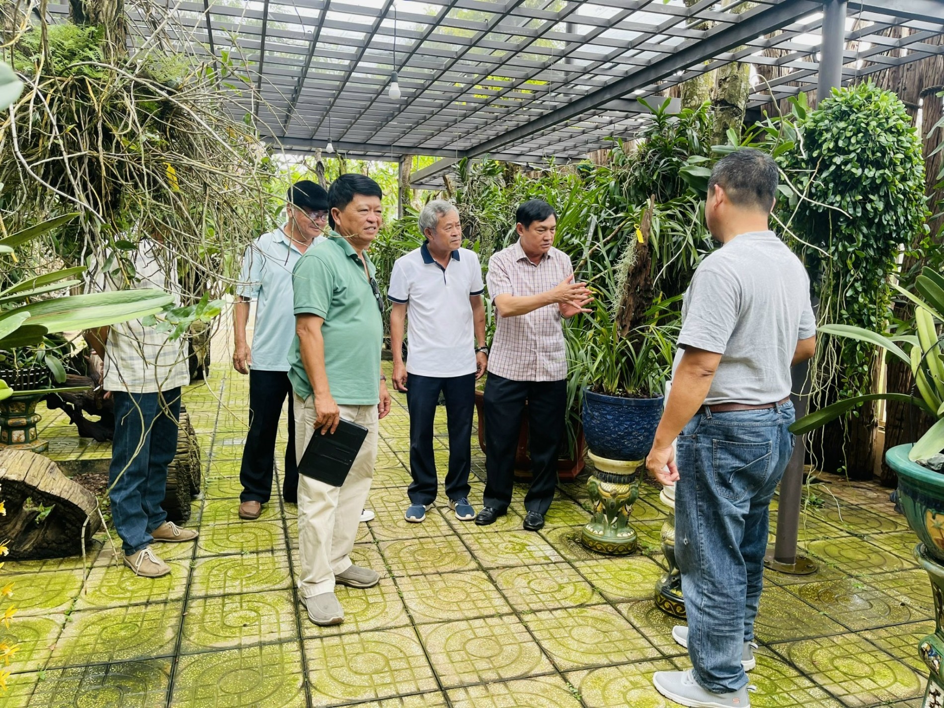 Thường trực Hội SVC tỉnh Đắk Lắk được nghệ nhân Lê Đình Hiền giới thiệu về những loài lan rừng được chăm soc tại trưởng TH - THCS - THPT Hoàng Việt Thường trực Hội SVC tỉnh Đắk Lắk được nghệ nhân Lê Đình Hiền giới thiệu về những loài lan rừng được chăm soc tại trưởng TH - THCS - THPT Hoàng Việt