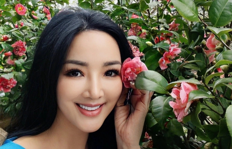 Khu vườn ban công xanh mát, đủ hoa và trái của Hoa hậu Giáng My