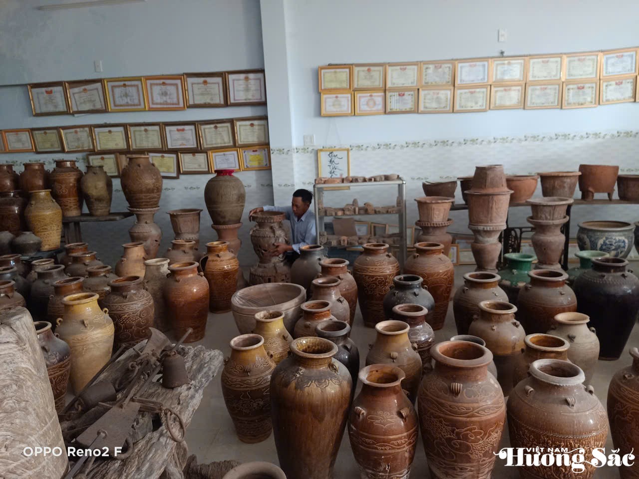 Trụ để dò nước thời Champa hơn 1.000 năm, được bảo tồn tại nhà sưu tầm cổ vật Lê Tấn Khoa. Trụ để dò nước thời Champa hơn 1.000 năm, được bảo tồn tại nhà sưu tầm cổ vật Lê Tấn Khoa.