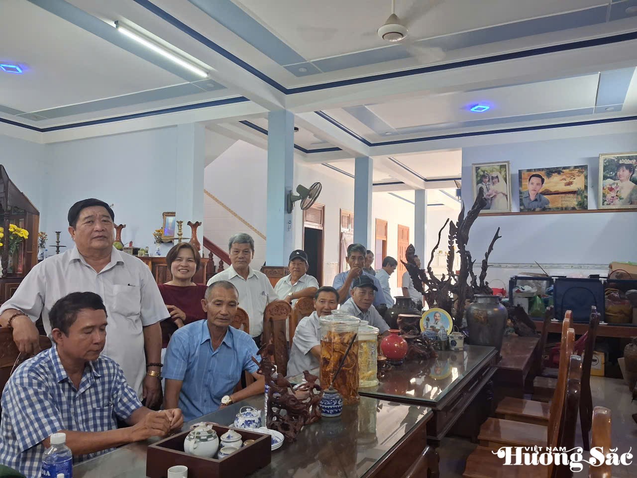 Các nhà nghiên cứu cổ vật và du khách tham quan Các nhà nghiên cứu cổ vật và du khách tham quan