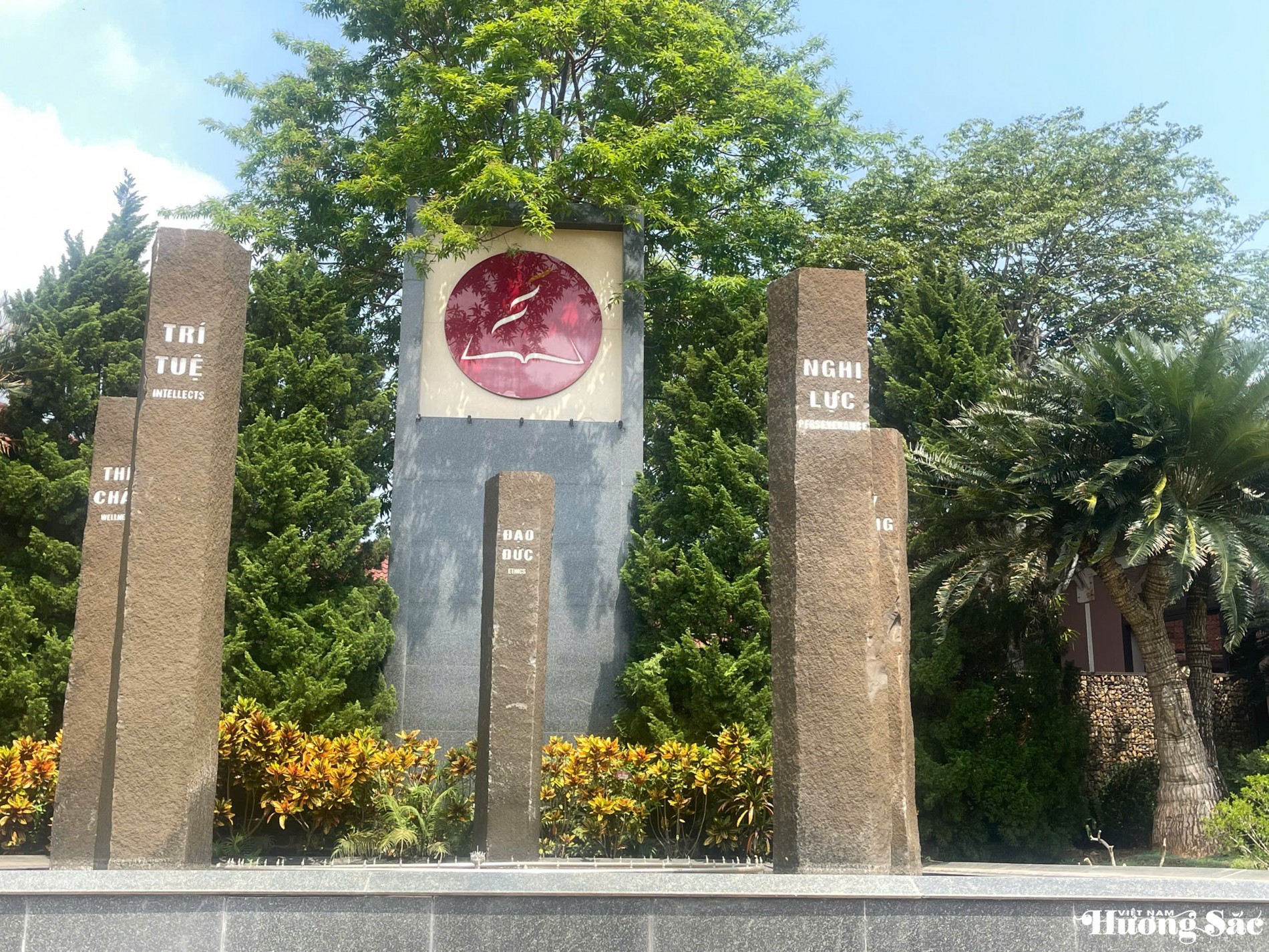 Những tảng đá tự nhiện hình trụ được