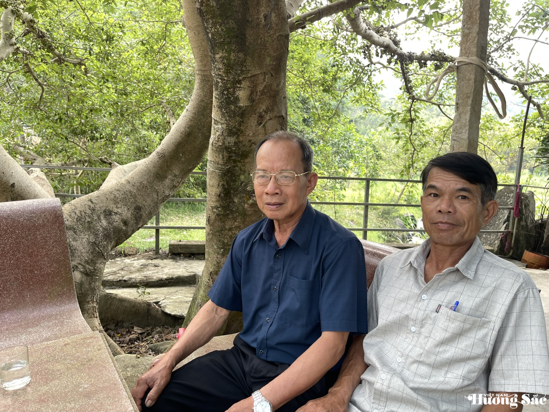 Ông Nguyễn Phước Kỳ, Bí thư Chi bộ thôn Cao Ngạn (bìa phải) và ông Huỳnh Văn Song, nguyên Bí thư Đảng ủy, nguyên Chủ tịch UBND xã Bình Lãnh, huyện Thăng Bình, tỉnh Qaunrg Nam (cũ) bên dòng suối, nơi bộ đội và nhân dân địa phương bẻ gãy những trận càn của lính ngụy.