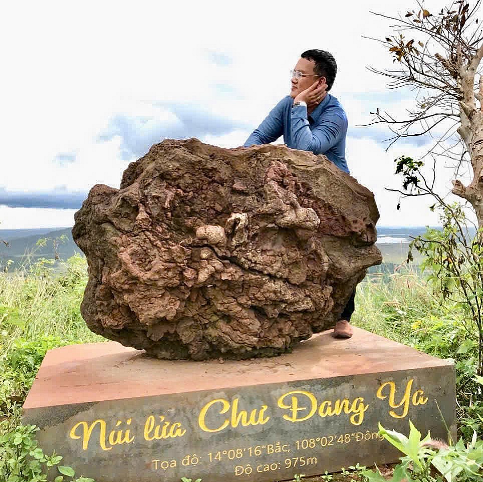 Tác giả ngắm mây, trời trên đỉnh núi lửa Chư Đăng Ya