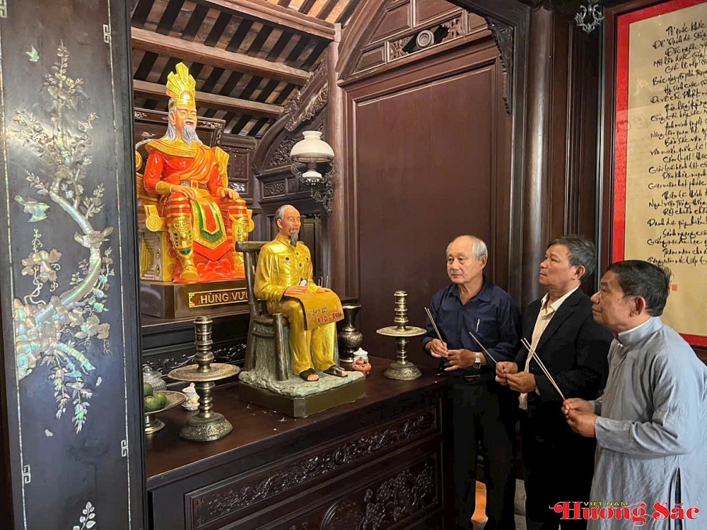 Các văn nghệ sỹ trong khu tưởng niệm Vu Hùng và Bác Hồ tại Không Gian Xưa Các văn nghệ sỹ trong khu tưởng niệm Vu Hùng và Bác Hồ tại Không Gian Xưa