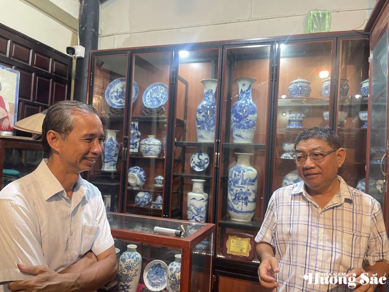 Nghệ nhân Lâm Minh Trí (bìa phải) thuyết minh về nguồn gốc các cổ vật với ông Hồ Nhuận Ddăng Sơn (bìa trái) Tổng Thư ký Hội Sinh vật cảnh tỉnh Tây Ninh Nghệ nhân Lâm Minh Trí (bìa phải) thuyết minh về nguồn gốc các cổ vật với ông Hồ Nhuận Ddăng Sơn (bìa trái) Tổng Thư ký Hội Sinh vật cảnh tỉnh Tây Ninh