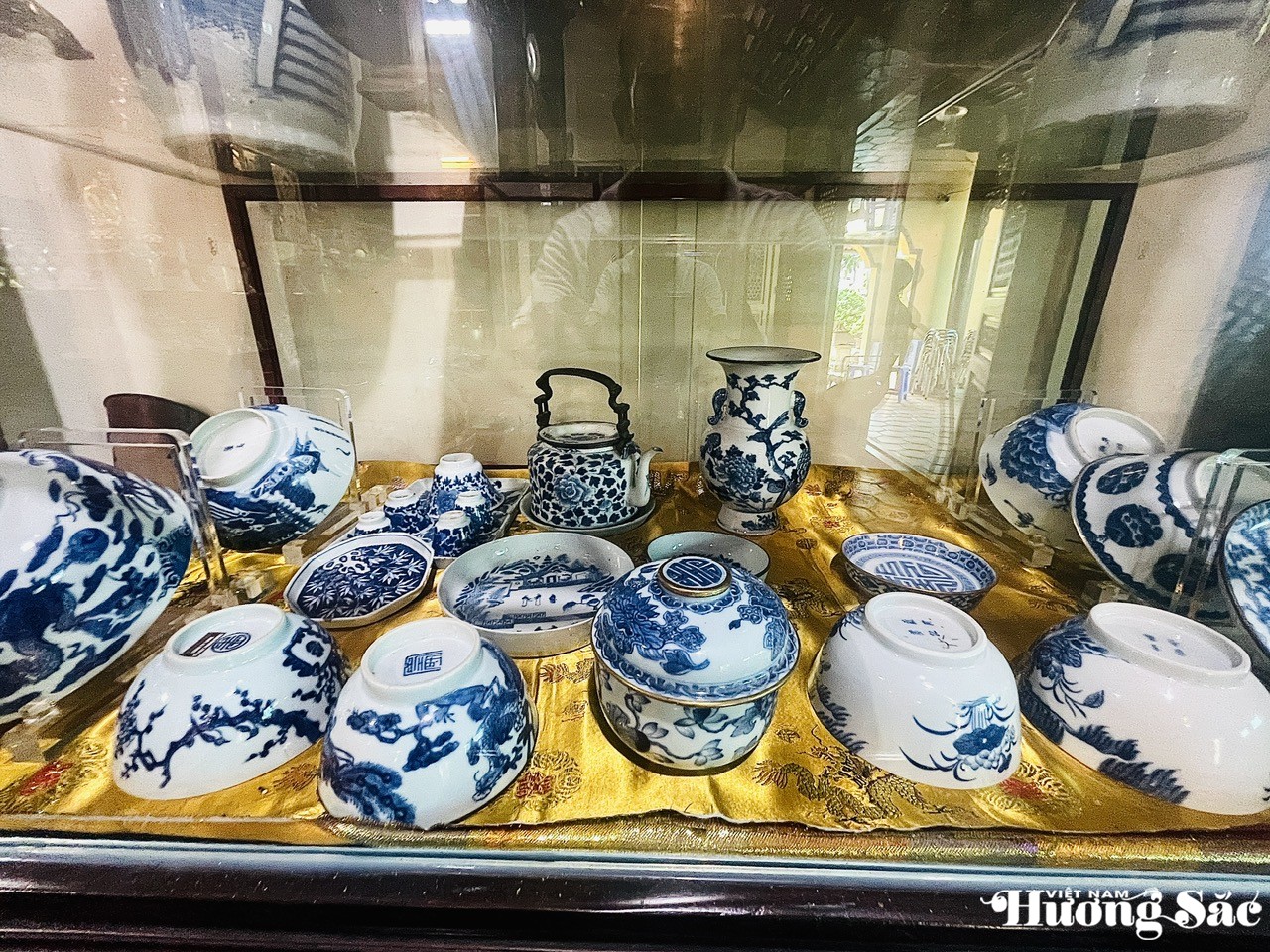 Các cổ vật được nghệ nhân Lâm Minh Trí sưu tầm có niên đại từ thế kỷ 18,19 Các cổ vật được nghệ nhân Lâm Minh Trí sưu tầm có niên đại từ thế kỷ 18,19