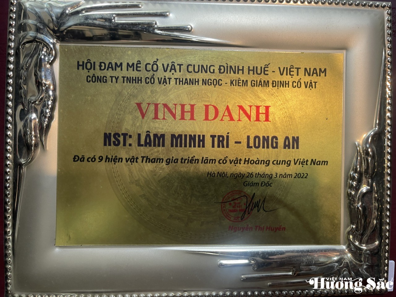 Hội Ddam mê Cổ vật Cung đình Huế Việt Nam vinh danh nghệ nhân Lâm Minh Trí tại triển lãm cổ vật Hoàng cung Việt Nam năm 2022 tại Hà Nội Hội Ddam mê Cổ vật Cung đình Huế Việt Nam vinh danh nghệ nhân Lâm Minh Trí tại triển lãm cổ vật Hoàng cung Việt Nam năm 2022 tại Hà Nội