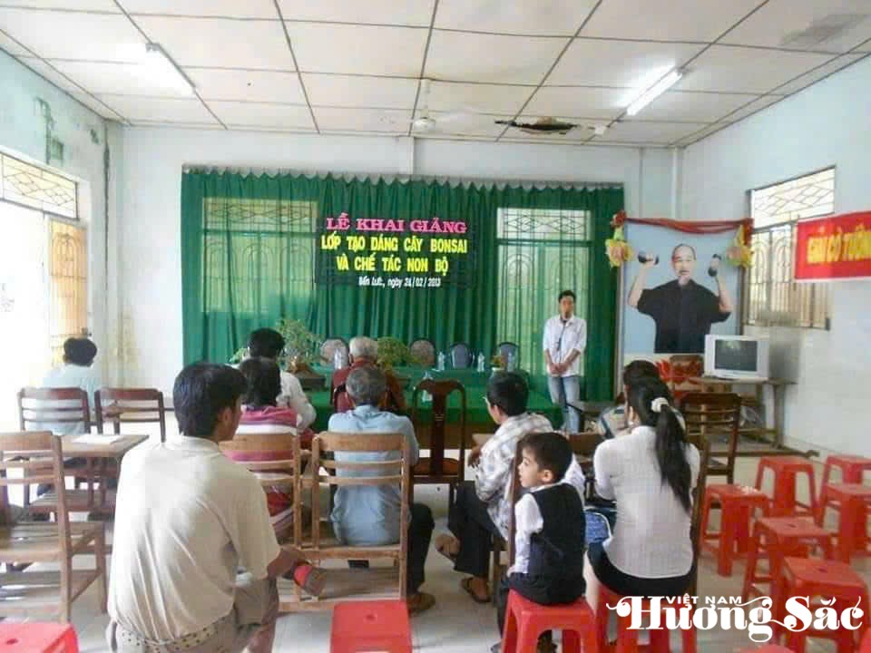 Nghệ nhân Lê Nguyễn Ngọc Hà tham gia chia sẻ kinh nghiệp tạo dáng cây cảnh trong các buổi tập huấn