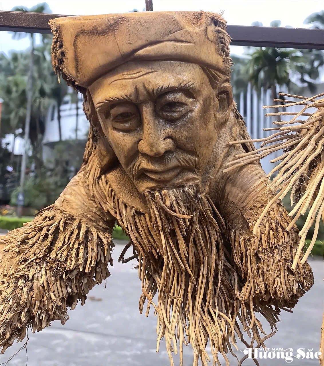 Tùy thuộc vào hình dáng ban đầu mà ông Huỳnh Phương Đỏ tạo thành những tác phẩm gắn liền voiswvawn hóa Việt như tường Phúc, Lộc, Thọ hay tường Phật Di lặc... Tùy thuộc vào hình dáng ban đầu mà ông Huỳnh Phương Đỏ tạo thành những tác phẩm gắn liền voiswvawn hóa Việt như tường Phúc, Lộc, Thọ hay tường Phật Di lặc...