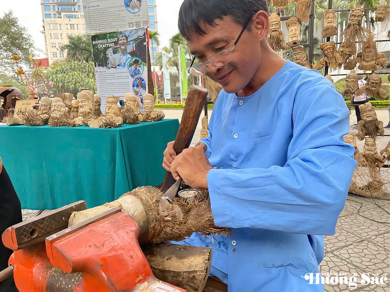 Ông Huỳnh Phương Đỏ tác nghiệp trên những gốc tre già tưởng chừng như bỏ đi Ông Huỳnh Phương Đỏ tác nghiệp trên những gốc tre già tưởng chừng như bỏ đi