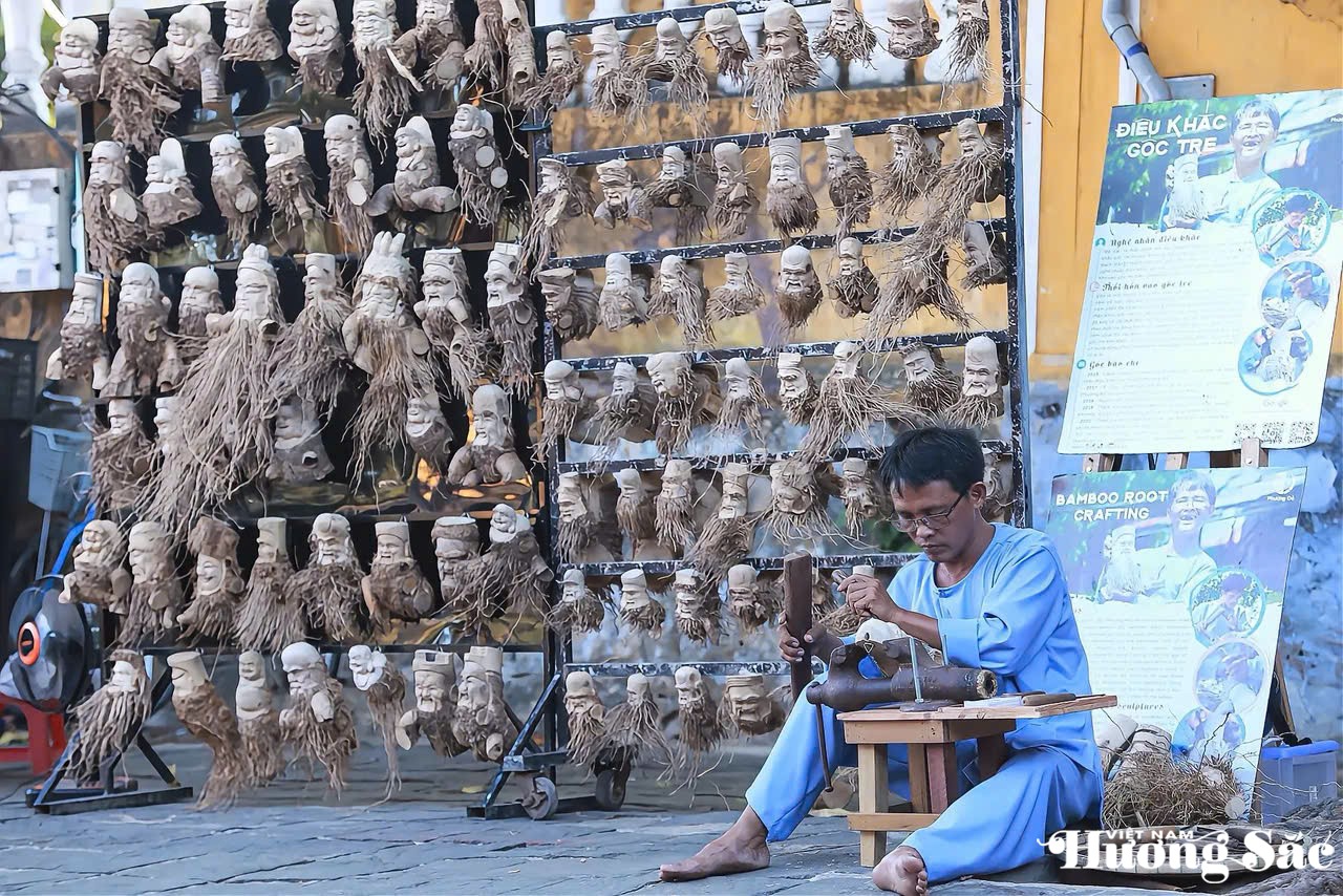 Gian hàng trưng bày những tác phẩm nghệ thuật được chế tác từ những gốc tre già tại Lễ hội Ddà Nẵng Food Tour 2026 Gian hàng trưng bày những tác phẩm nghệ thuật được chế tác từ những gốc tre già tại Lễ hội Ddà Nẵng Food Tour 2026