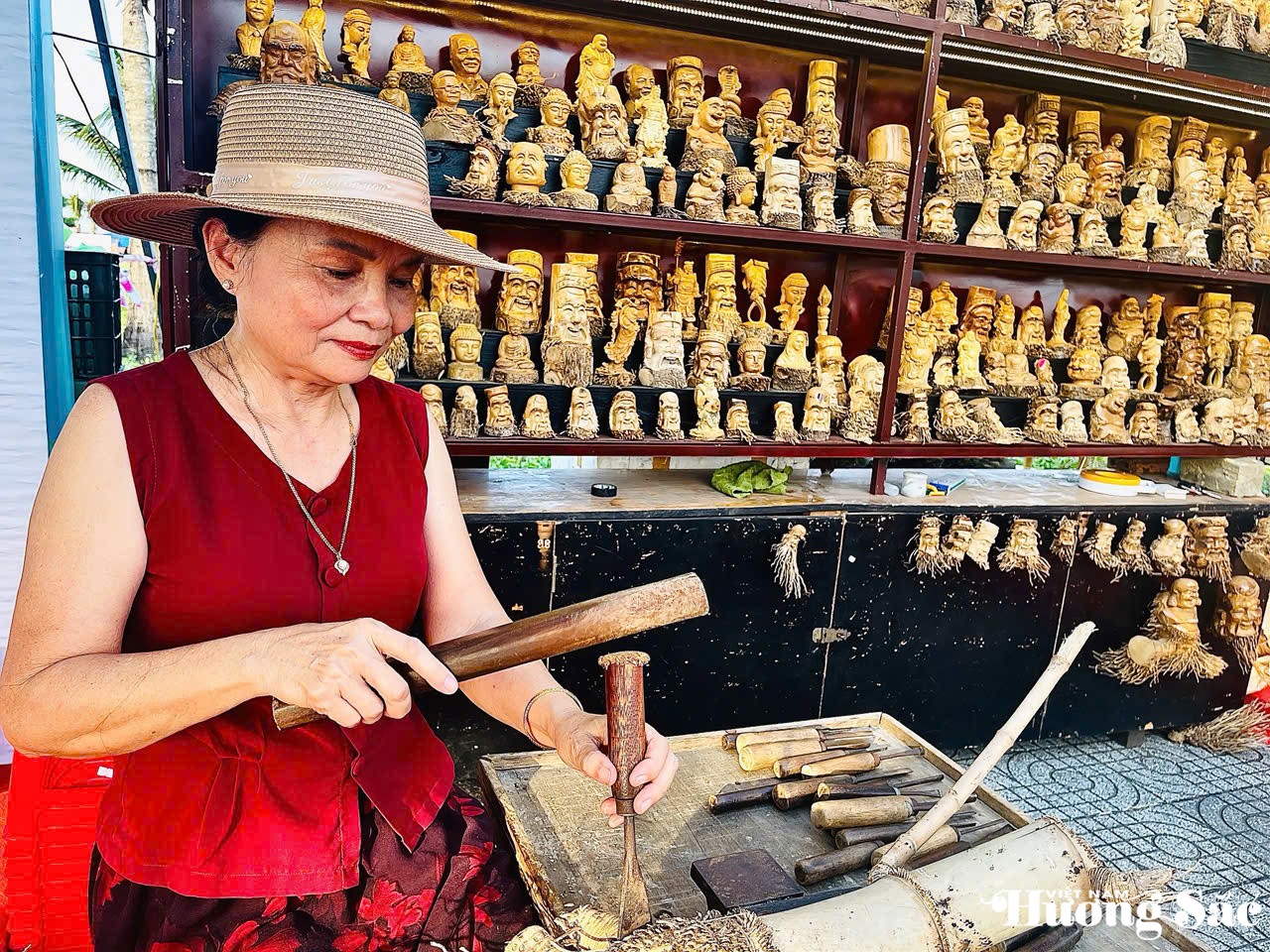 Du khách cũng có thể trải nghiệm đục, đẽo tại gian hàng Du khách cũng có thể trải nghiệm đục, đẽo tại gian hàng
